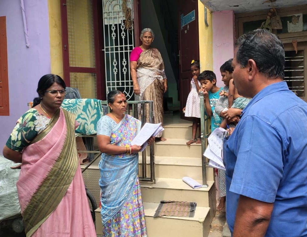 மீனாட்சிபுரம் பகுதியில் எஸ்ஐஆர் படிவங்கள் வீடு வீடாக வழங்கும் பணி