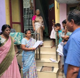 மீனாட்சிபுரம் பகுதியில் எஸ்ஐஆர் படிவங்கள் வீடு வீடாக வழங்கும் பணி