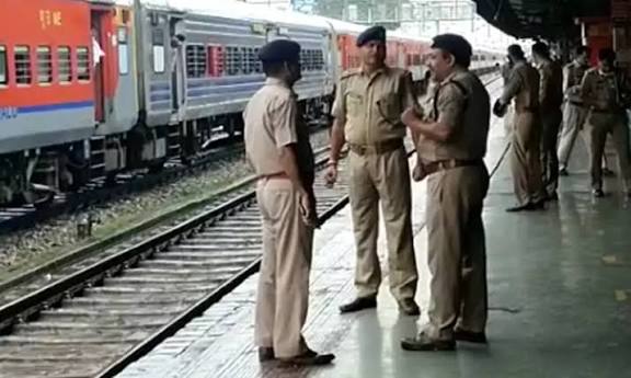 மதுபோதையில் ரெயிலில் செல்வோரை மடக்கிப்பிடிக்க ரெயில்வே போலீசார் தீவிரம்