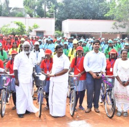 ஆவடி காமராஜர் நகர் பெண்கள் மேல்நிலைப் பள்ளியில் மாணவ, மாணவிகளுக்கு விலையில்லா மிதிவண்டி