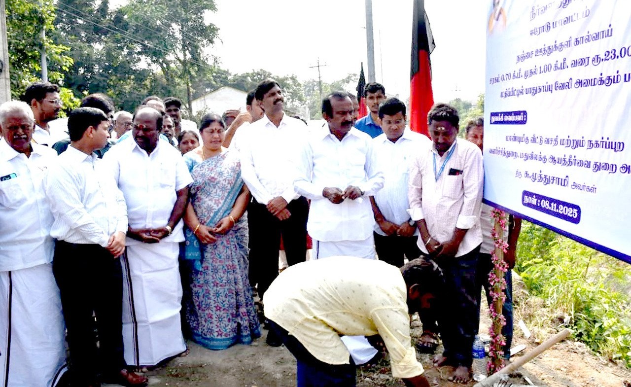 ஊத்துக்குளியில் பாதுகாப்பு வேலி அமைக்கும் பணி