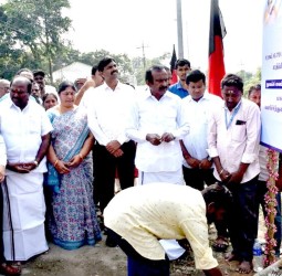 ஊத்துக்குளியில் பாதுகாப்பு வேலி அமைக்கும் பணி