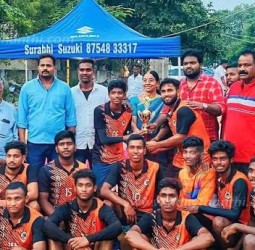 மதுரையில் மாநில வாலிபால் போட்டி: வெற்றி பெற்ற அணிக்கு "ஸ்டார் குரு" அறக்கட்டளை நிறுவனர் குருசாமி பரிசு