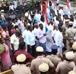 கடலூர் வட்டாட்சியர் அலுவலகத்தை மீனவர் வாழ்வுரிமை இயக்கத்தினர் முற்றுகையிட்டு போராட்டம்