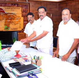 வாக்காளர் பட்டியல் சிறப்பு தீவிர திருத்த நிகழ்வில் குளறுபடிகள் தொடர்பாக, கலெக்டரிடம் முன்னாள் அமைச்சர் விஜயபாஸ்கர் புகார் மனு