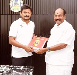 உதயநிதிக்கு திமுக எம்.பி.ஜெகத்ரட்சகன் புத்தகம் வழங்கி பிறந்தநாள் வாழ்த்து