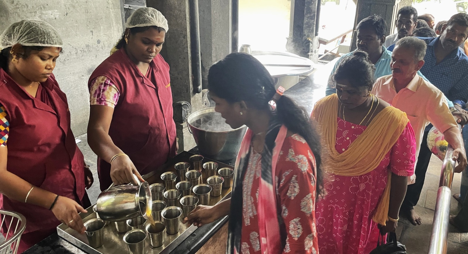 பழனி மலைக்கோயிலுக்கு செல்லும் வழியில் பக்தர்களுக்கு சுக்குமல்லி காபி