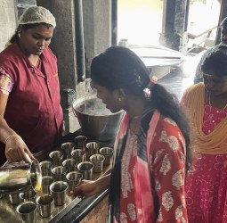 பழனி மலைக்கோயிலுக்கு செல்லும் வழியில் பக்தர்களுக்கு சுக்குமல்லி காபி