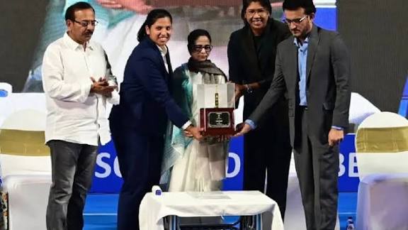 உலகக் கோப்பையை வென்ற ரிச்சா கோஷ்க்கு ரூ.34 லட்சம், துணை போலீஸ் சூப்பிரண்டு பதவி