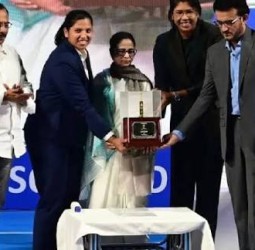 உலகக் கோப்பையை வென்ற ரிச்சா கோஷ்க்கு ரூ.34 லட்சம், துணை போலீஸ் சூப்பிரண்டு பதவி