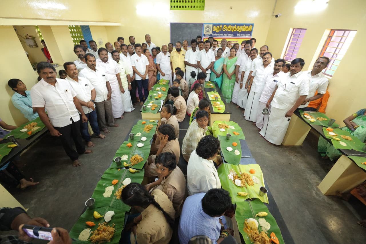 கரூர் வெண்ணமலை அன்புகரங்கள் இல்லத்தில், மாவட்ட திமுக சார்பில் காலை உணவு