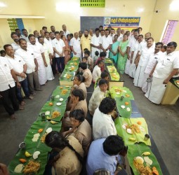 கரூர் வெண்ணமலை அன்புகரங்கள் இல்லத்தில், மாவட்ட திமுக சார்பில் காலை உணவு