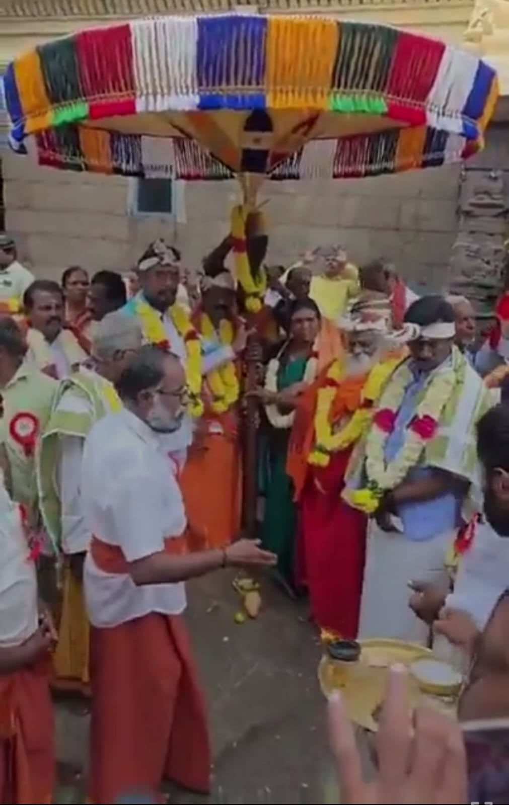 வேலூர் ஸ்ரீ ஜலகண்டேஸ்வரர் ஆலயத்தில் திருக்குடை வழங்கும் நிகழ்ச்சி!