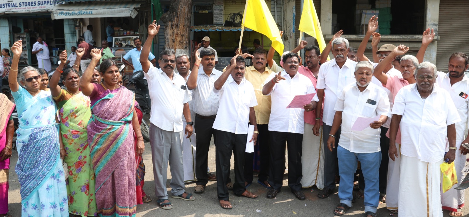 ரேஷன் கடைகள் மூலம் புதுப்பானை வழங்க வலியுறுத்தி  ஆர்ப்பாட்டம்