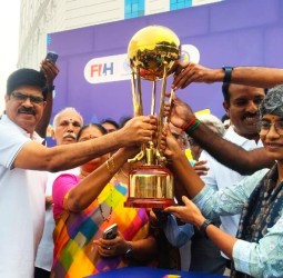 எஸ்.ஆர்.எம் கல்லூரியில் 14வது ஜூனியர் உலகக்கோப்பை ஹாக்கி போட்டிக்கான கோப்பை