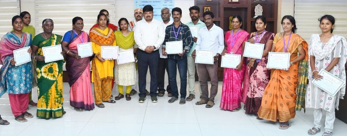 பூம்புகார் சட்டமன்றத் தொகுதி மேற்பார்வையாளர்கள், வாக்குச்சாவடி நிலை அலுவலர்களுக்கு கலெக்டர் ஸ்ரீகாந்த் பாராட்டுச் சான்றிதழ்