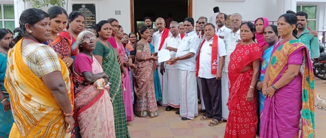 ரேஷன் கடை உள்ளிட்ட வசதிகள் கோரி மார்க்சிஸ்ட் கம்யூனிஸ்ட் கட்சியினர், தா.பழூர் ஊராட்சி ஒன்றிய அலுவலகத்தில் மனு