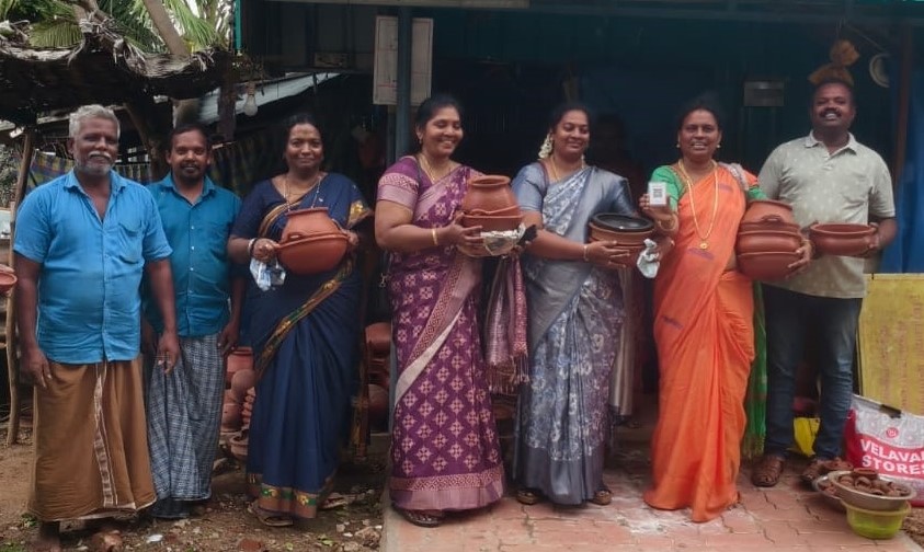 ஶ்ரீவைகுண்டத்தில் மண்பாண்ட தொழிலாளர்களை பாஜக மகளிரணியினர் சந்தித்து, அவர்களுக்கு சால்வை அணிவித்து இனிப்புகளை வழங்கினர்