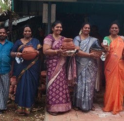 ஶ்ரீவைகுண்டத்தில் மண்பாண்ட தொழிலாளர்களை பாஜக மகளிரணியினர் சந்தித்து, அவர்களுக்கு சால்வை அணிவித்து இனிப்புகளை வழங்கினர்