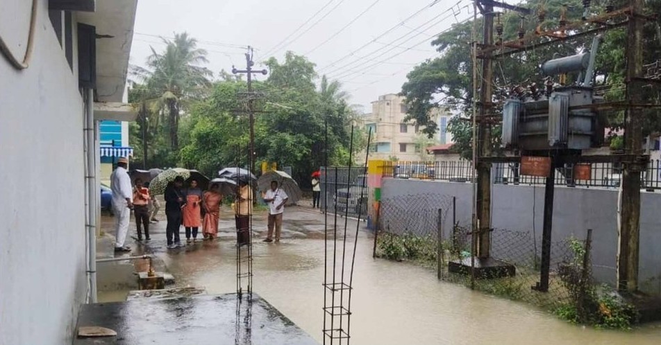 தேங்கிய நீரை வெளியேற்ற கலெக்டர் ஸ்ரீகாந்த் நடவடிக்கை