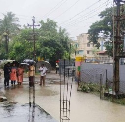 தேங்கிய நீரை வெளியேற்ற கலெக்டர் ஸ்ரீகாந்த் நடவடிக்கை