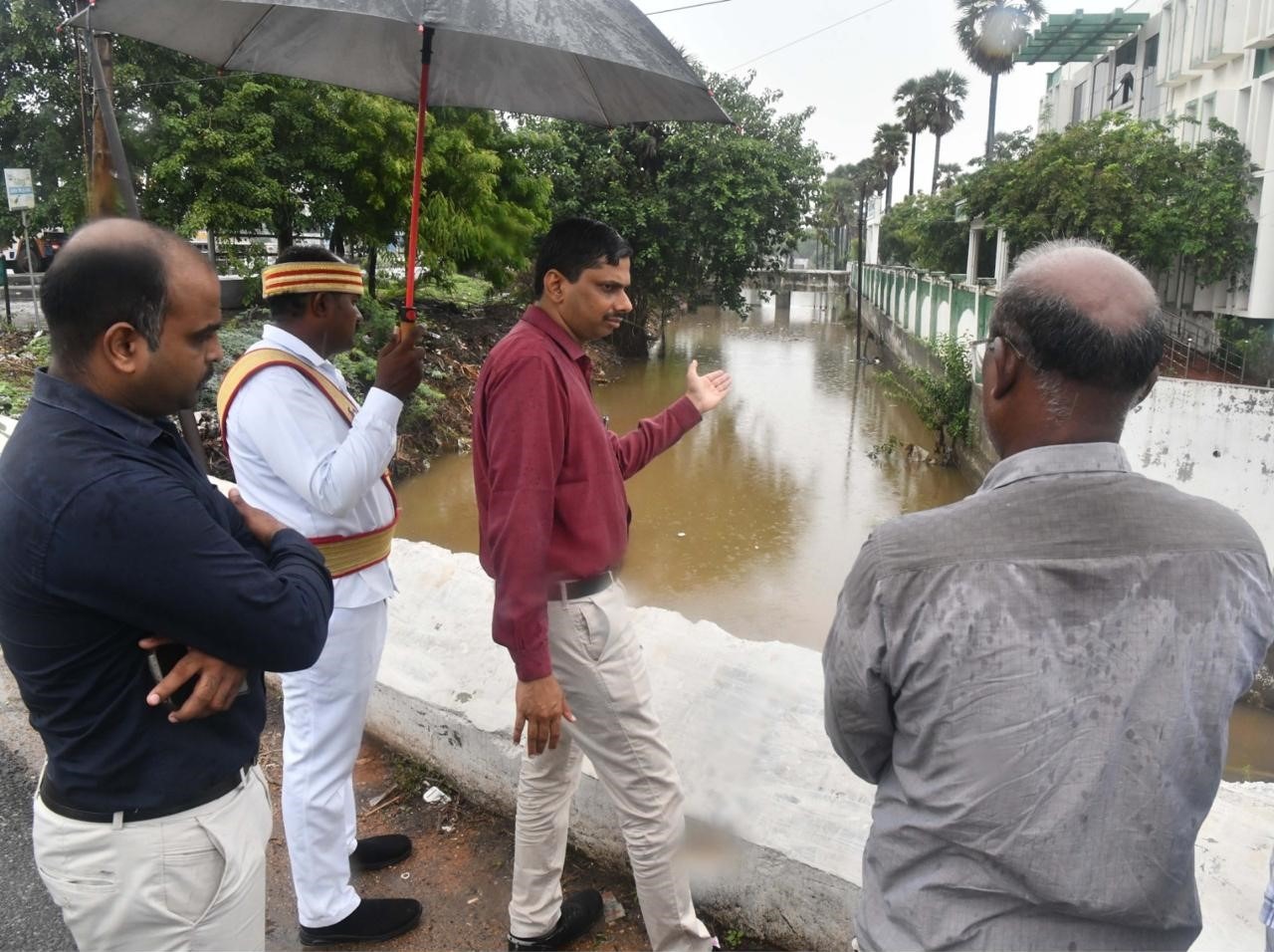 கோரம்பள்ளம் வடிகால் வழியாக மழைநீர் வெளியேறுவதை கலெக்டர் இளம்பகவத் நேரில் ஆய்வு