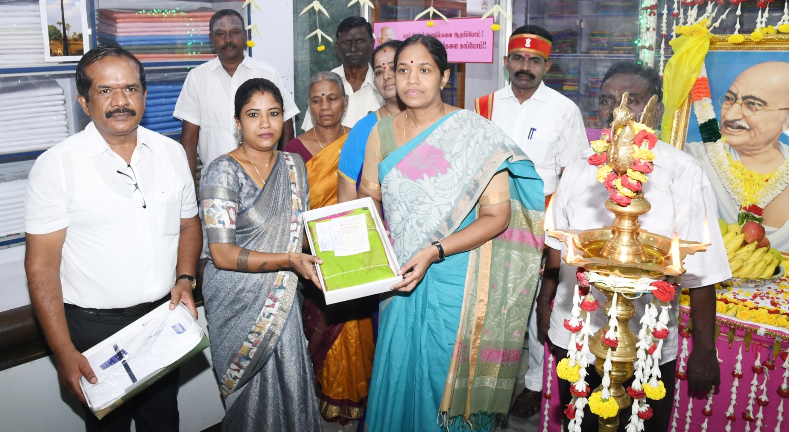 சேலம் அண்ணா பட்டு மாளிகையில் காதி கிராப்ட் விற்பனை அங்காடி