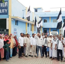தென்காசி நகராட்சி அலுவலகம் அருகில் மனிதநேய மக்கள் கட்சி சார்பில் ஆர்ப்பாட்டம்