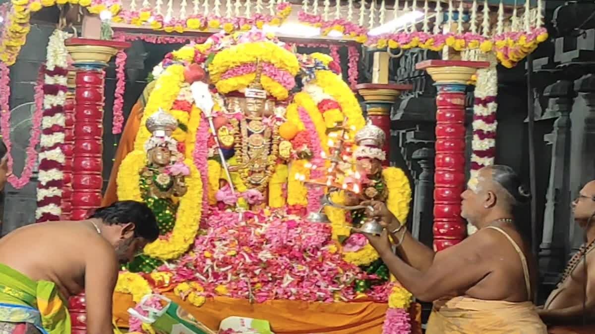 குமரகோட்டம் முருகன் கோயிலில் சிறப்பு அலங்காரத்தில் முருகர்