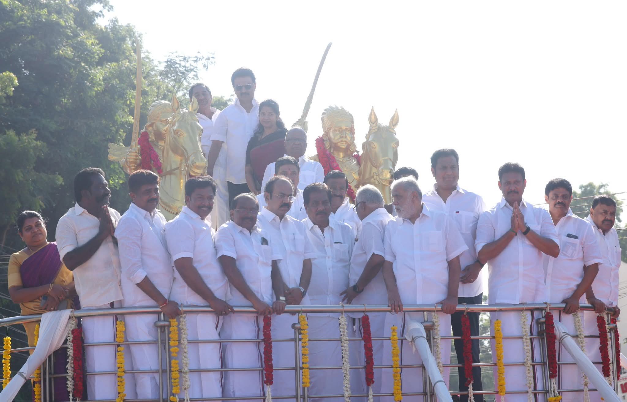 விடுதலைப் போராட்ட வீரர்கள் மருது சகோதரர்களின் திருவுருவச் சிலைக்கு முதல்வர் ஸ்டாலினுடன் மாலை அணிவித்து மரியாதை