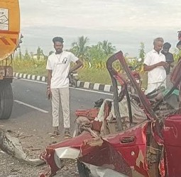 உளுந்தூர்பேட்டை அருகே முன்னால் சென்ற லாரி மீது கார் மோதல்: 3 பேர் உடல் நசுங்கி பலி