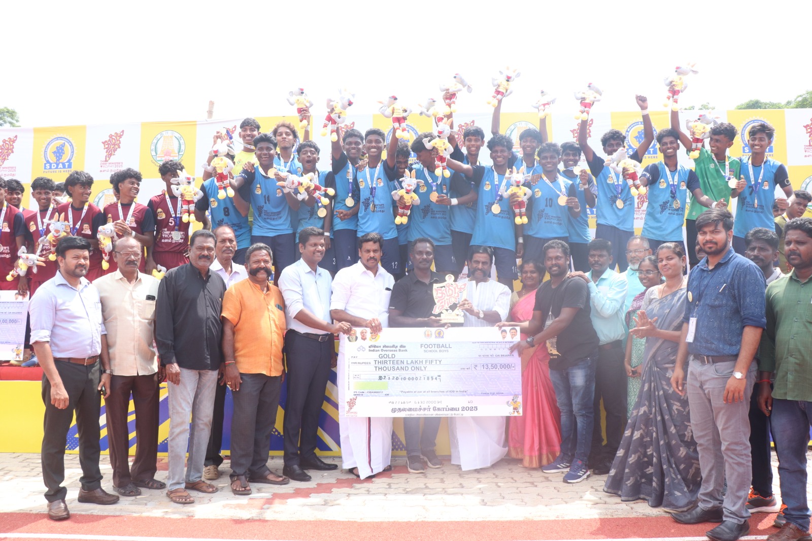 முதலமைச்சர் கோப்பைக்கான கால் பந்து போட்டியில் வென்ற சென்னை அணிக்கு காசோலை மற்றும் கோப்பை