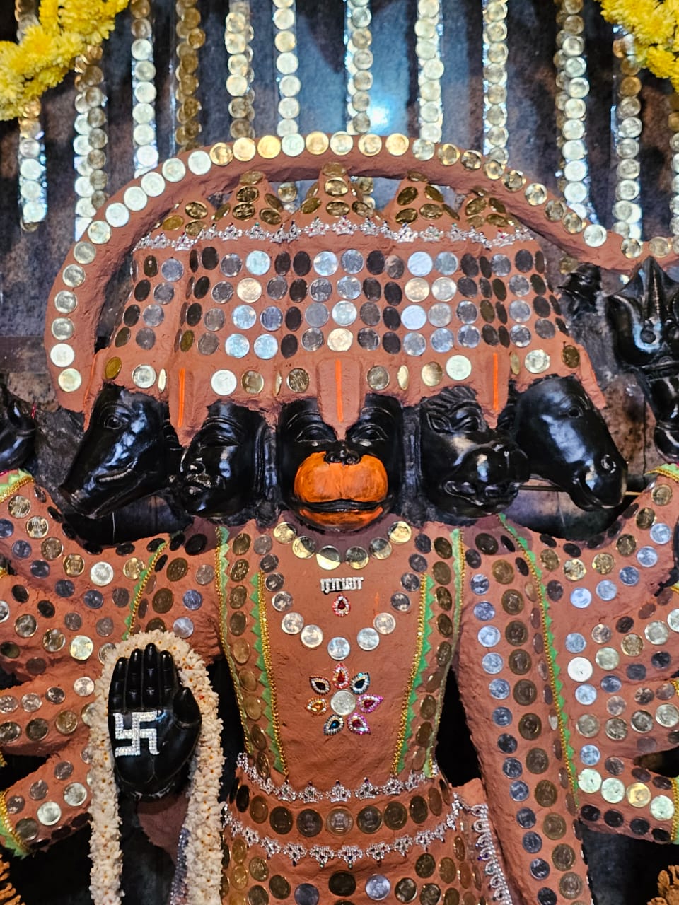 காசு அலங்காரத்தில் ஆஞ்சநேயர்