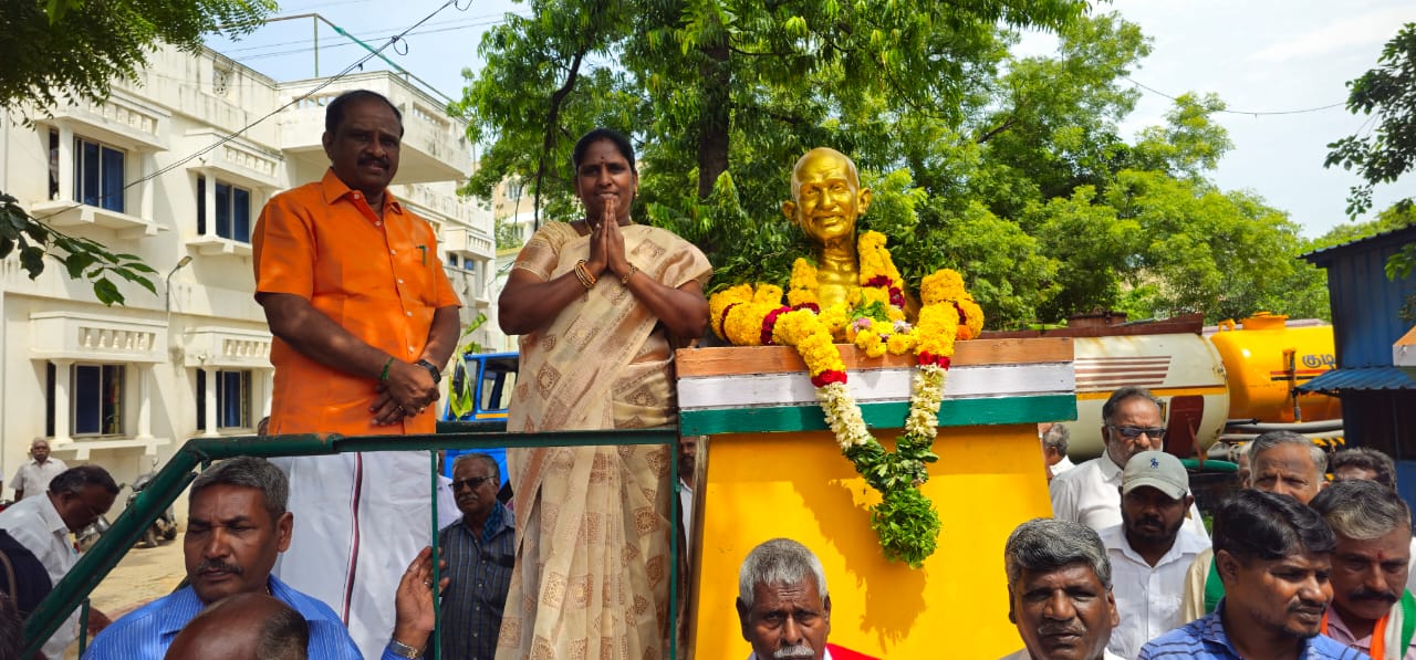 மகாத்மா காந்தி சிலைக்கு அமலு எம்எல்ஏ மாலை அணிவித்து மரியாதை
