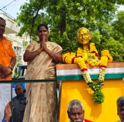 மகாத்மா காந்தி சிலைக்கு அமலு எம்எல்ஏ மாலை அணிவித்து மரியாதை