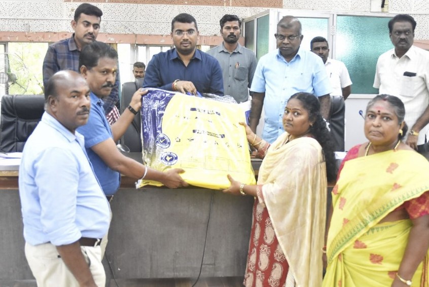 திண்டுக்கல் கலெக்டர் அலுவலகத்தில் பயனாளிகளுக்கு நலத்திட்ட உதவி