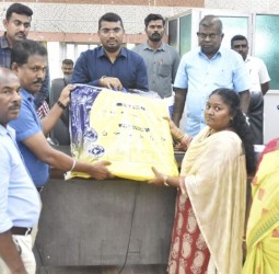 திண்டுக்கல் கலெக்டர் அலுவலகத்தில் பயனாளிகளுக்கு நலத்திட்ட உதவி