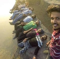 ரயில் மீது ஏறி செல்பி மின்சாரம் பாய்ந்து மாணவர் படுகாயம்