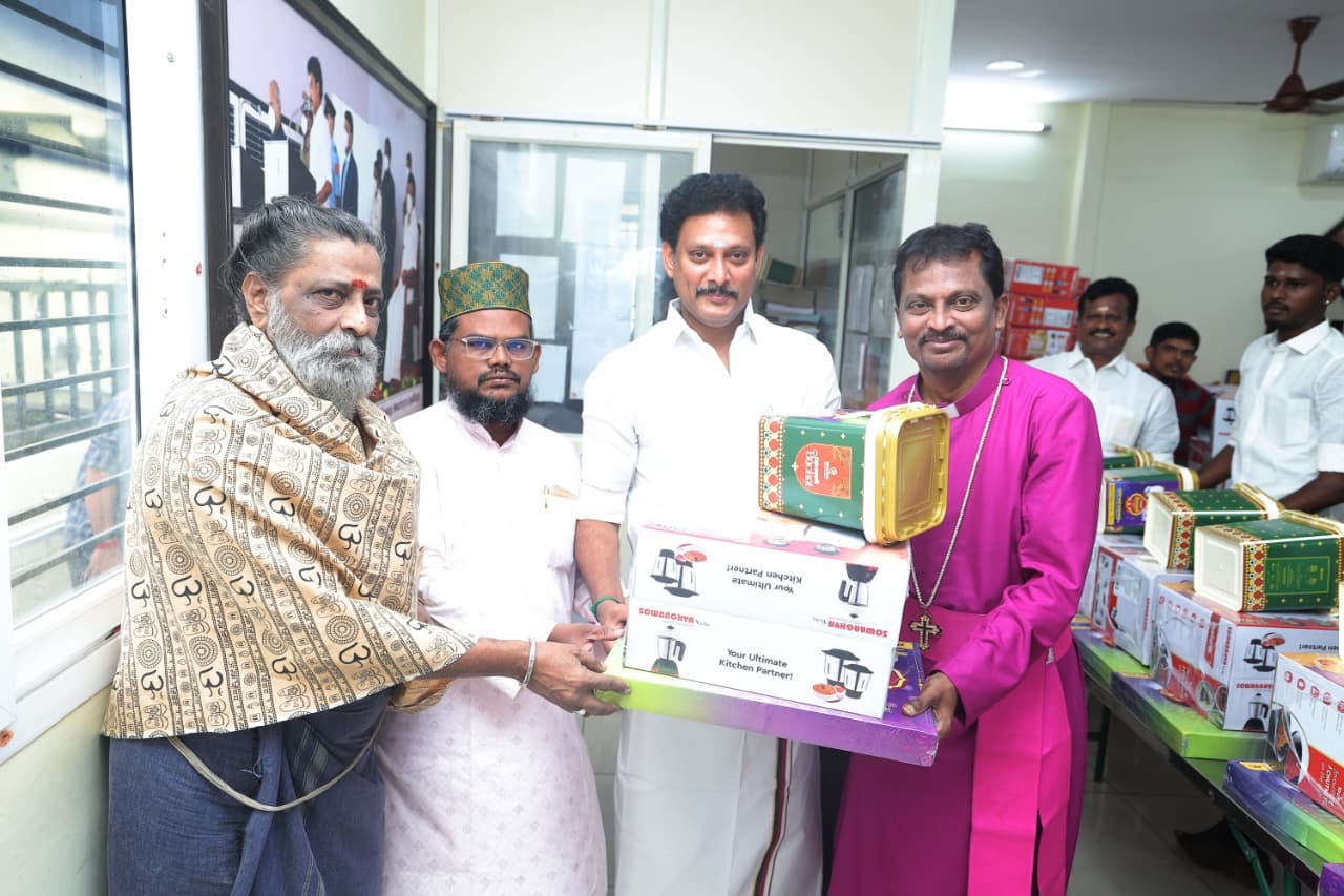 5,000 பேருக்கு அமைச்சர் அன்பில் மகேஷ் பொய்யாமொழி ரூ.4,000 மதிப்புள்ள மிக்ஸி, இனிப்பு, காரம், பட்டாசுகளுடன் தீபாவளி செலவுக்கு ரொக்கப்பரிசு