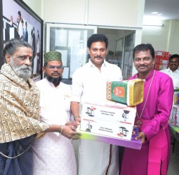 5,000 பேருக்கு அமைச்சர் அன்பில் மகேஷ் பொய்யாமொழி ரூ.4,000 மதிப்புள்ள மிக்ஸி, இனிப்பு, காரம், பட்டாசுகளுடன் தீபாவளி செலவுக்கு ரொக்கப்பரிசு