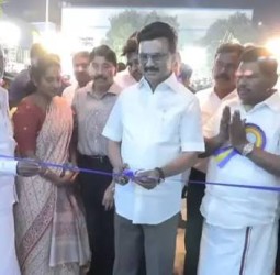 கொளத்தூர் வண்ண மீன் வர்த்தக மையம்: ஸ்டாலின் திறந்து வைத்தார்