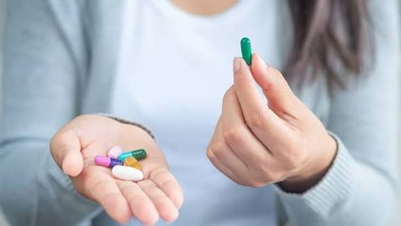 அரசு ஆஸ்பத்திரியிலே தர்ற   மாத்திரைக்கும், பிரைவேட்   டாக்டர்கிட்ட காசு கொடுத்து   வாங்குற மாத்திரைக்கும்    என்ன வித்தியாசம்?"