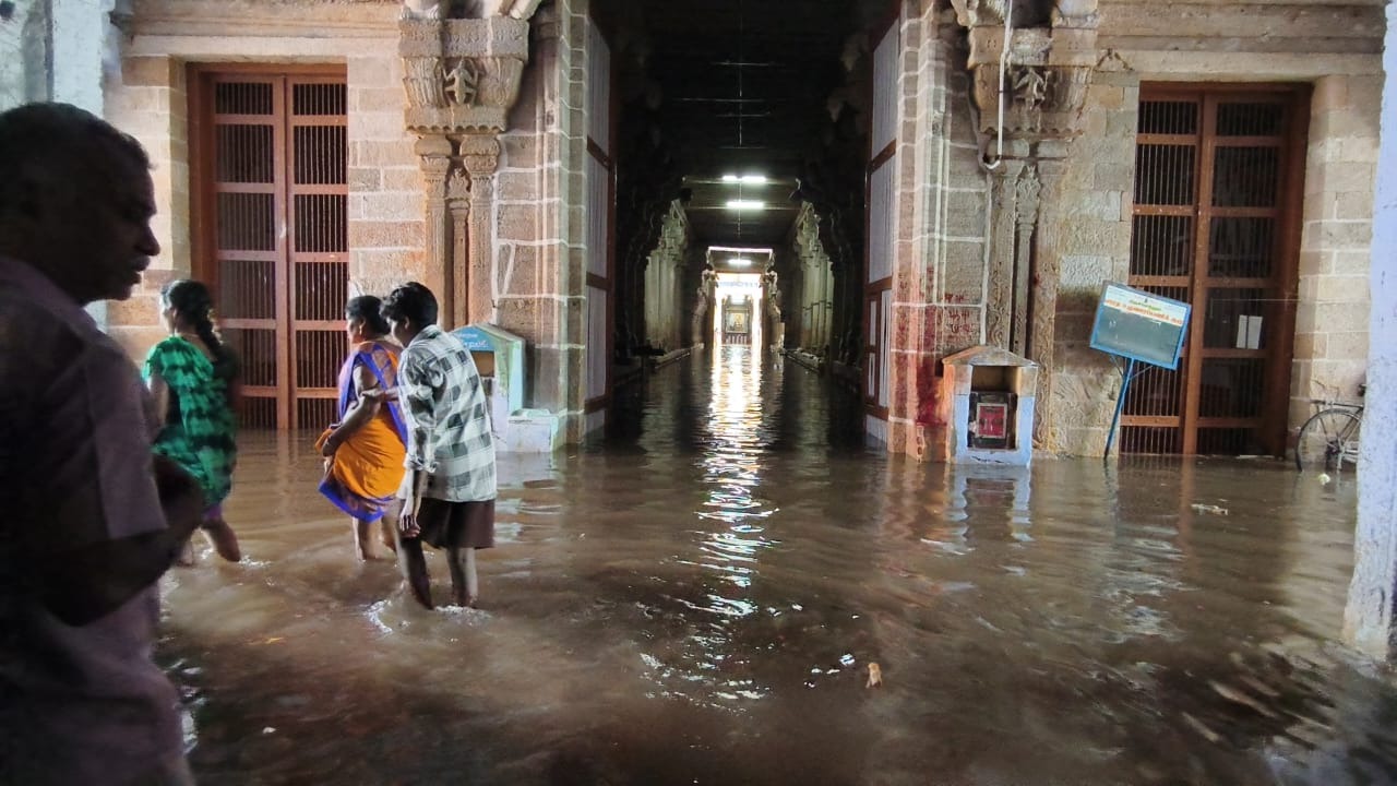கனமழையில் சுப்பிரமணிய சுவாமி கோயிலுக்குள் மழைநீர்