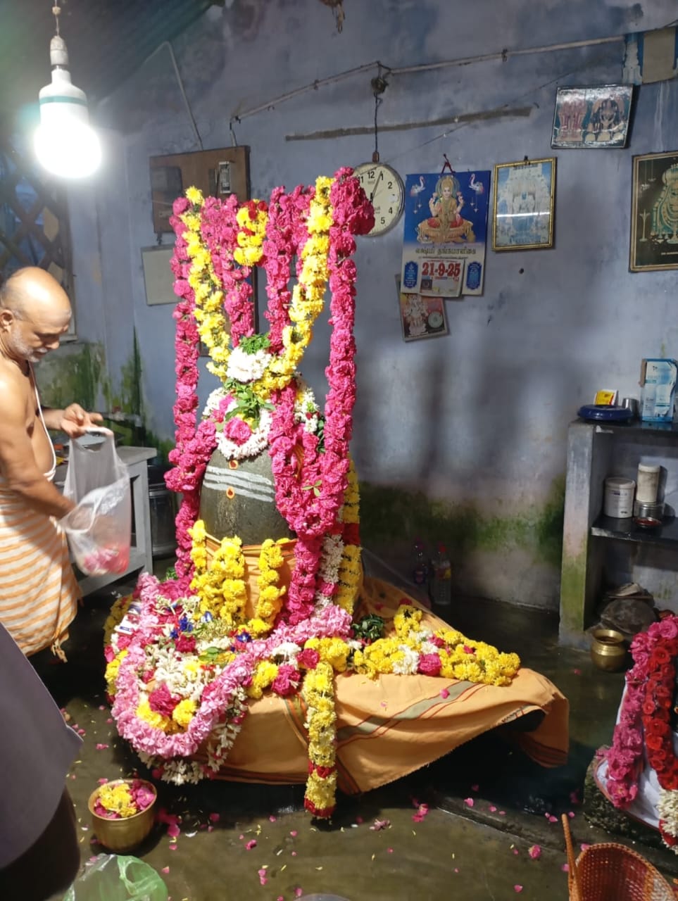 புரட்டாசி மாத பிரதோஷத்தை யொட்டி, நந்தி பகவானுக்கும், லிங்கேஸ்வரருக்கும் 16 வகை யான தீர்த்த அபிஷேகம்