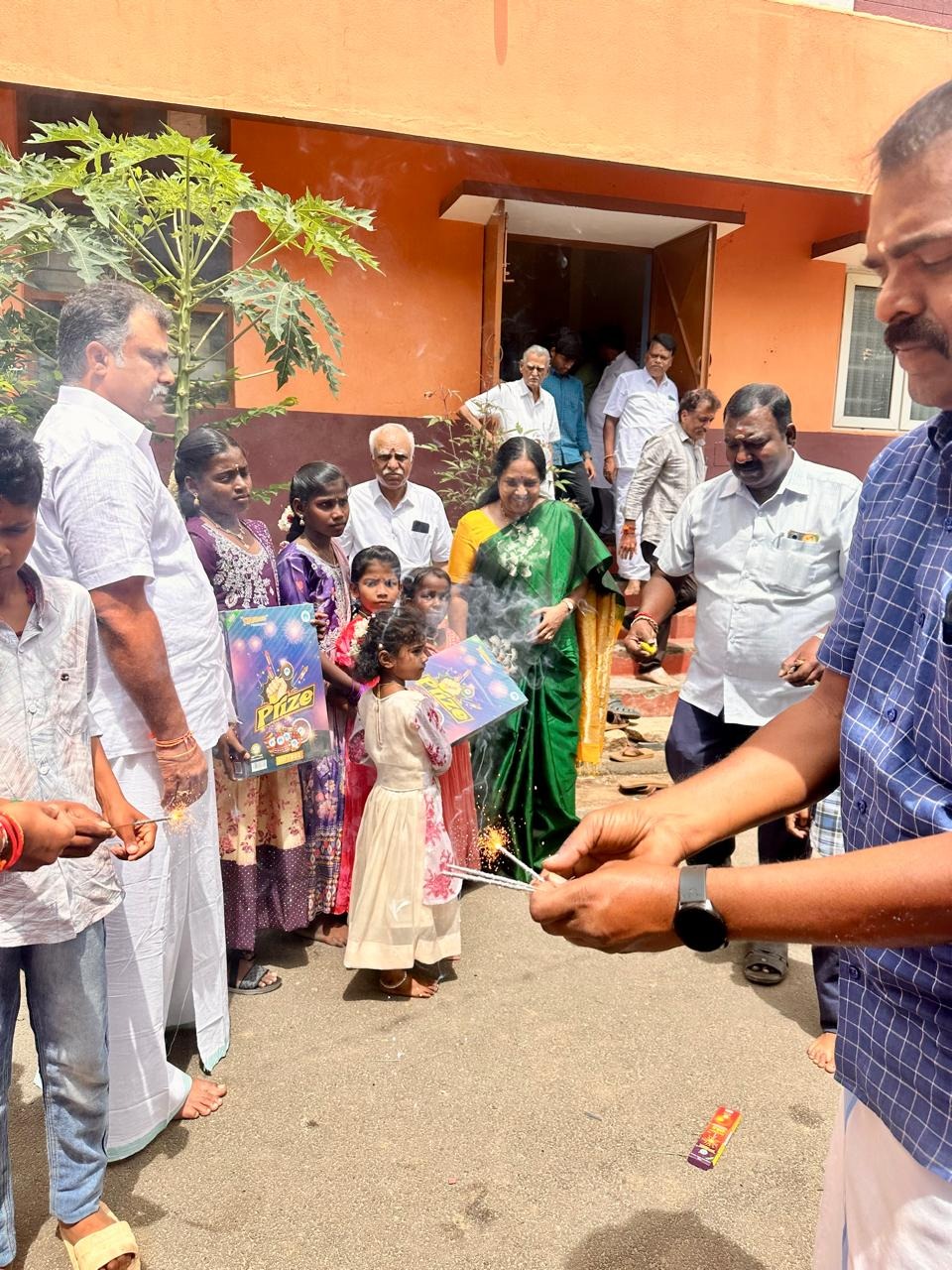 கோகுலம் சேவா ஆசிரமத்தில் வானதி சீனிவாசன் எம்எல்ஏ தீபாவளியை மகிழ்ச்சியுடன் கொண்டாடினார்