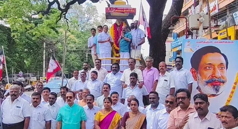 காமராஜர் சிலைக்கு தளவாய் சுந்தரம் எம்எல்ஏ தலைமையில் நேற்று அதிமுகவினர் மாலை அணிவித்து மரியாதை