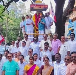 காமராஜர் சிலைக்கு தளவாய் சுந்தரம் எம்எல்ஏ தலைமையில் நேற்று அதிமுகவினர் மாலை அணிவித்து மரியாதை