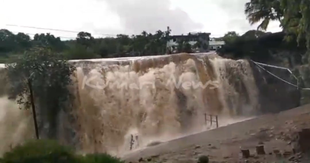 திற்பரப்பு அருவியில் நேற்று கடும் வெள்ளப்பெருக்கு