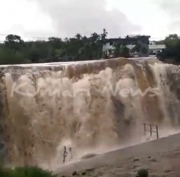 திற்பரப்பு அருவியில் நேற்று கடும் வெள்ளப்பெருக்கு