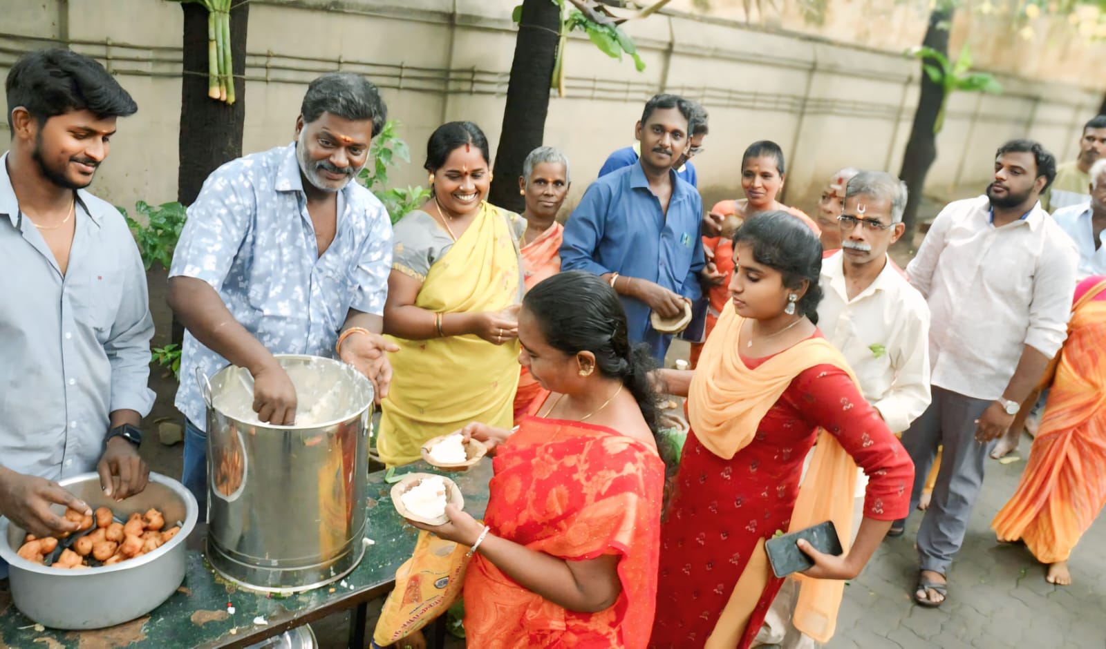 வேலூர் திருப்பதி தேவஸ்தான தகவல் மையத்தில் பக்தர்களுக்கு அன்னதானம் வழங்கல்!